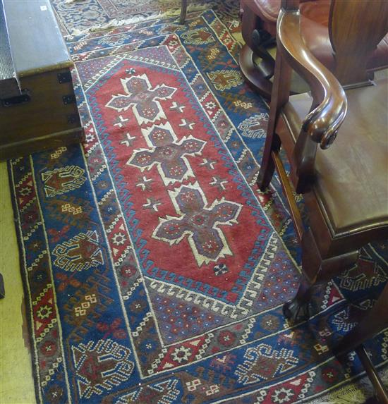 Blue & red rug(-)